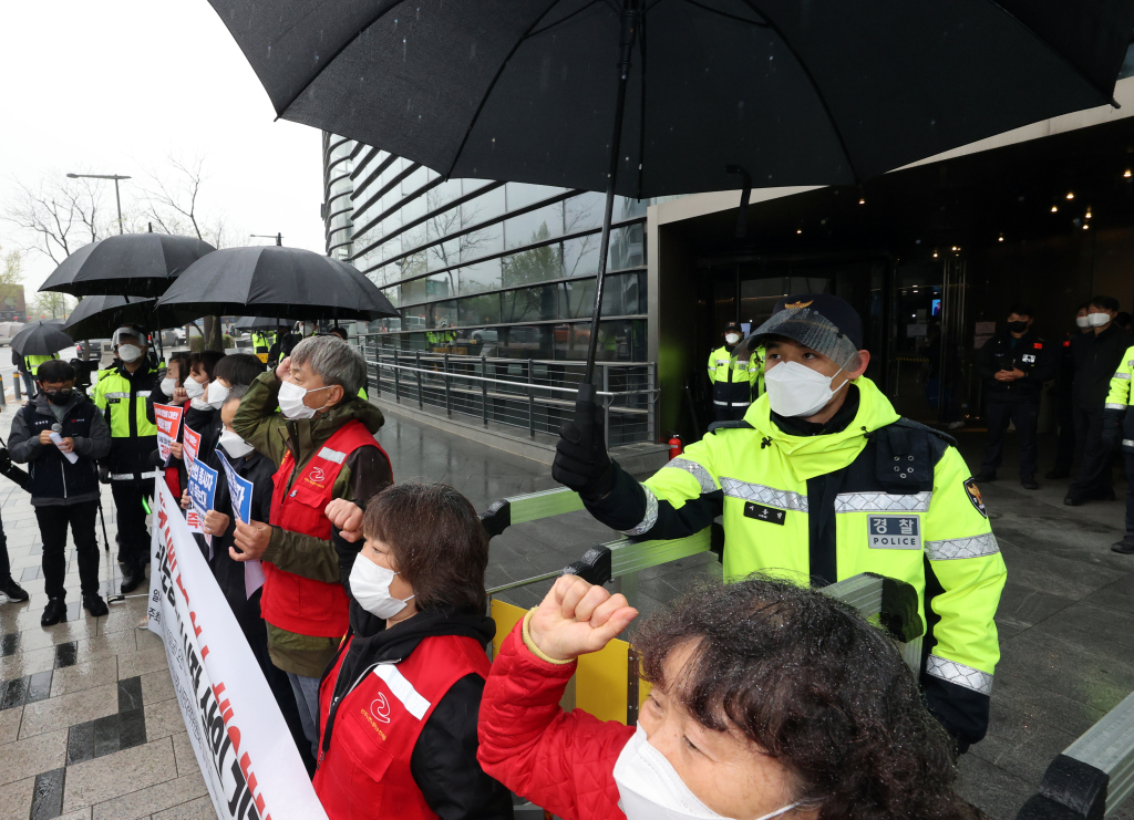 16日，韩国民众在日本驻韩大使馆前抗议。