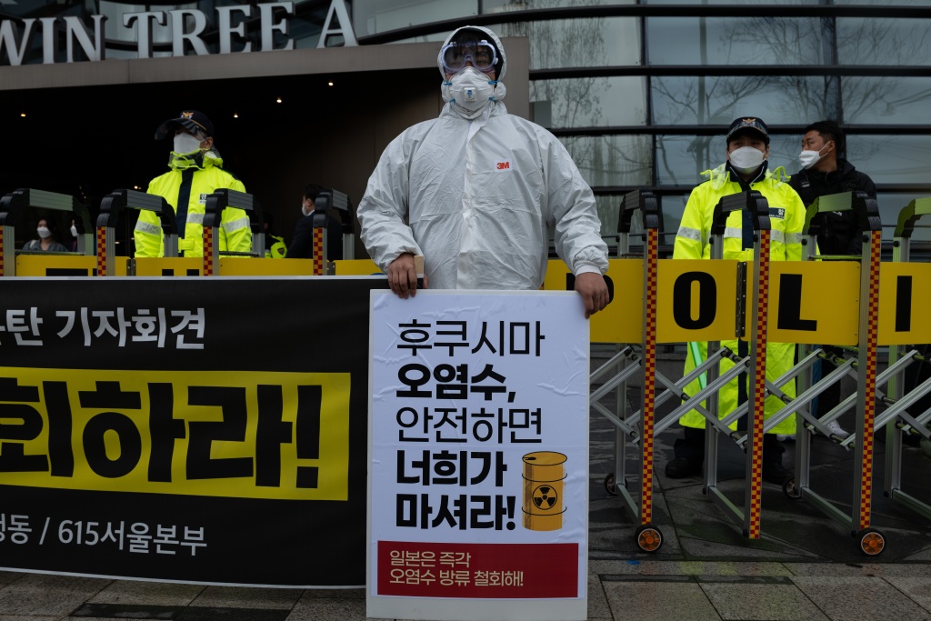 16日，韩国民众在日本驻韩大使馆前抗议。