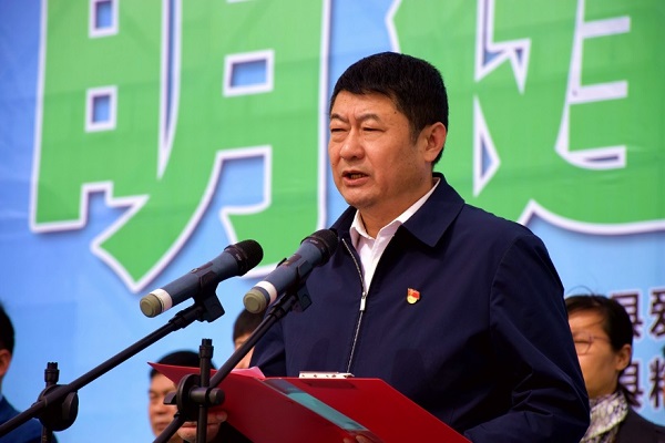 县委常委,常务副县长张鹏在启动仪式上发出倡议,他号召全县广大群众