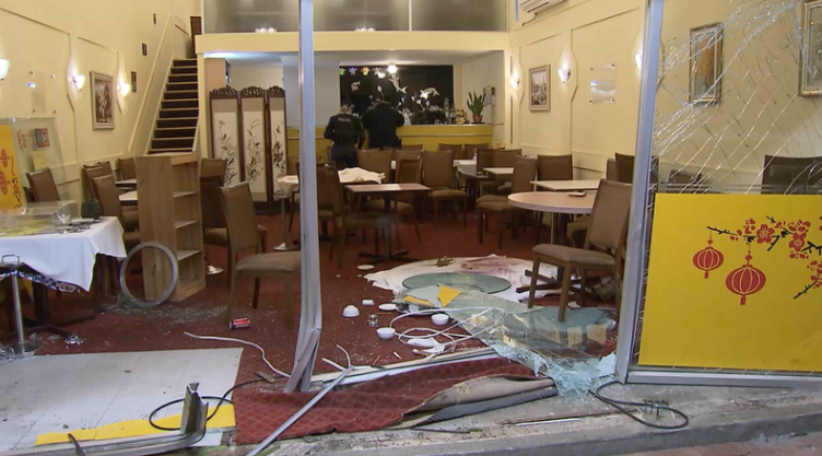 澳大利亚一中餐馆惨遭汽车冲撞：现场狼藉 顾客慌逃