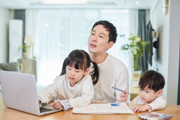 韩国全职爸爸达1.3万人：创历史新高 全职主妇超100万