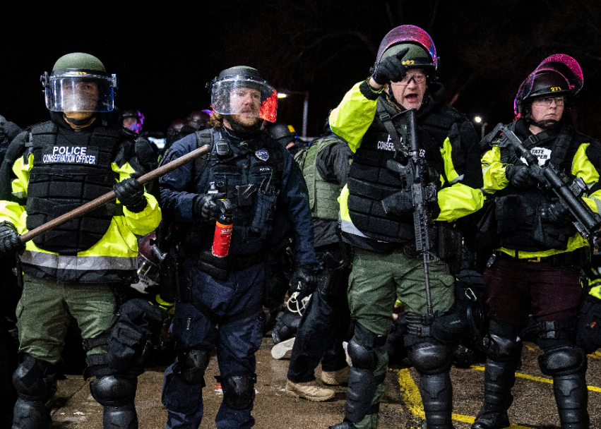 美国明尼苏达州警察与抗议者对峙。