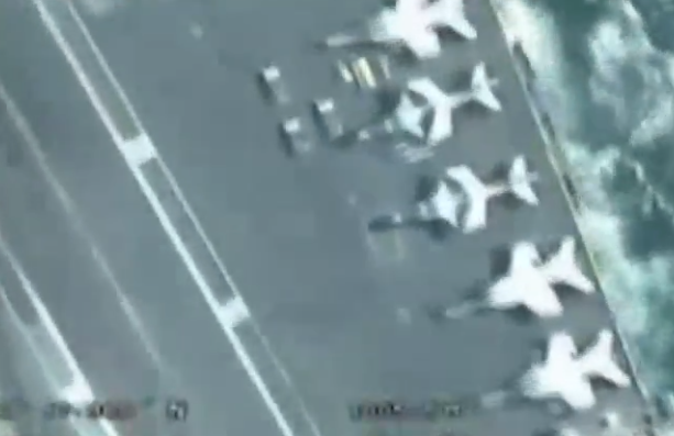 伊朗无人机拍下波斯湾美航母近距离画面 含战机及军事设备细节