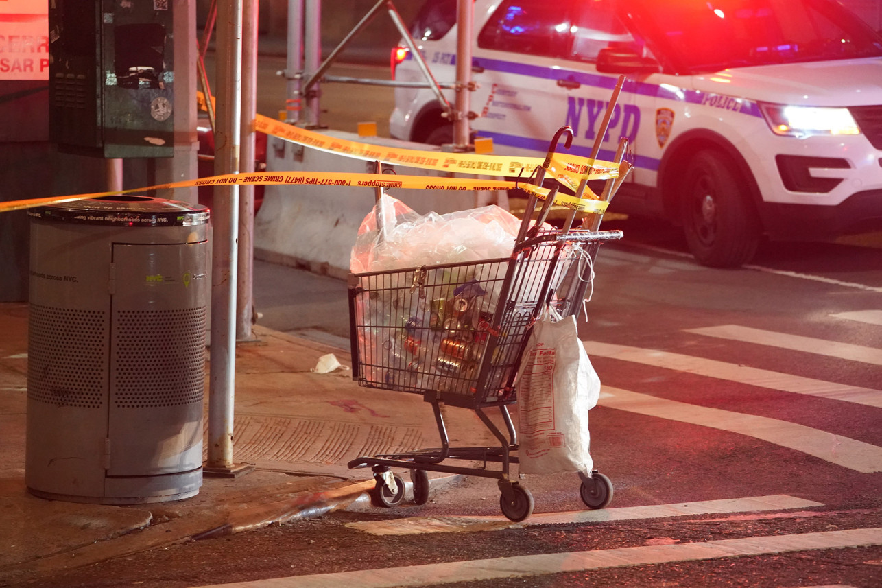 华裔老人纽约捡易拉罐被打晕 黑人男子作案后悠闲逛街（图）