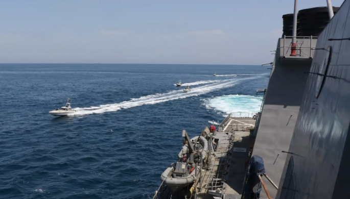 美伊舰艇波斯湾擦枪走火 美军向伊朗巡逻艇开火示警