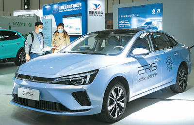 4月7日，参观者在2021第七届中国（南京）国际新能源汽车与专用车辆展览会上了解一款新能源汽车。苏 阳摄（人民视觉）