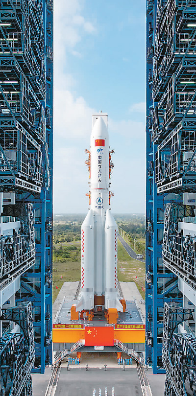 位于发射区的空间站天和核心舱与长征五号B遥二运载火箭组合体。中国运载火箭技术研究院供图