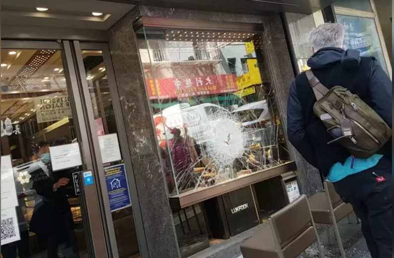 三匪徒抢劫在美华人珠宝店 警察局长就在隔壁街