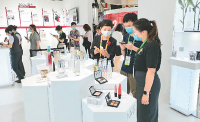 5月7日，时尚生活展区内，资生堂工作人员向观众介绍化妆品。