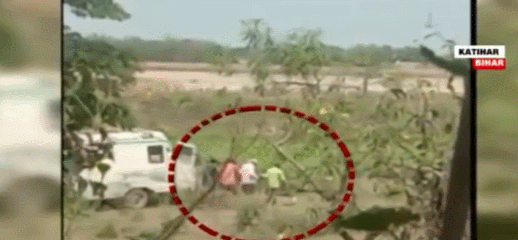 印度医护人员开救护车将遗体扔进河 当地政府下令调查