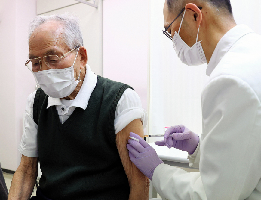 日本累计39人接种辉瑞疫苗后死亡 政府回应：不用过度担心
