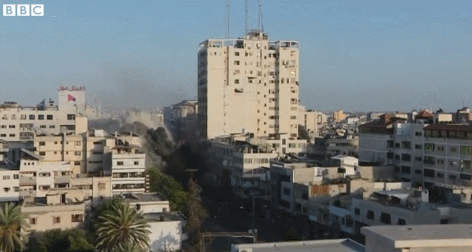 外媒记者在加沙直播突遇空袭 低头走出镜头 身后大楼被炸毁