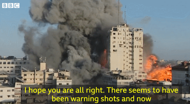 外媒记者在加沙直播突遇空袭 低头走出镜头 身后大楼被炸毁