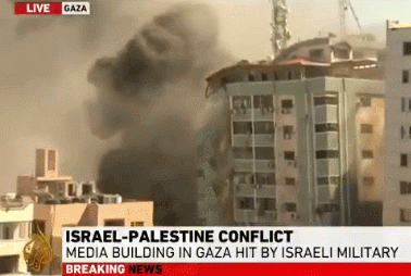 外媒公布加沙媒体大楼被以色列轰炸现场 建筑瞬间倾倒