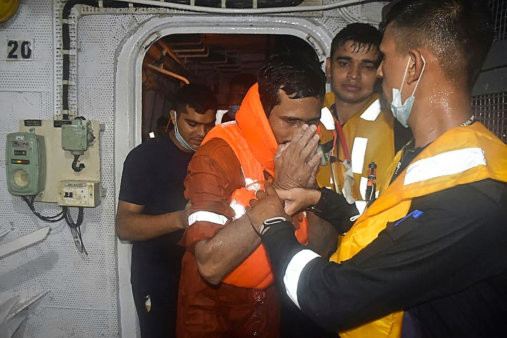 印度倾覆驳船遇难人数上升至37人 仍有38人失踪