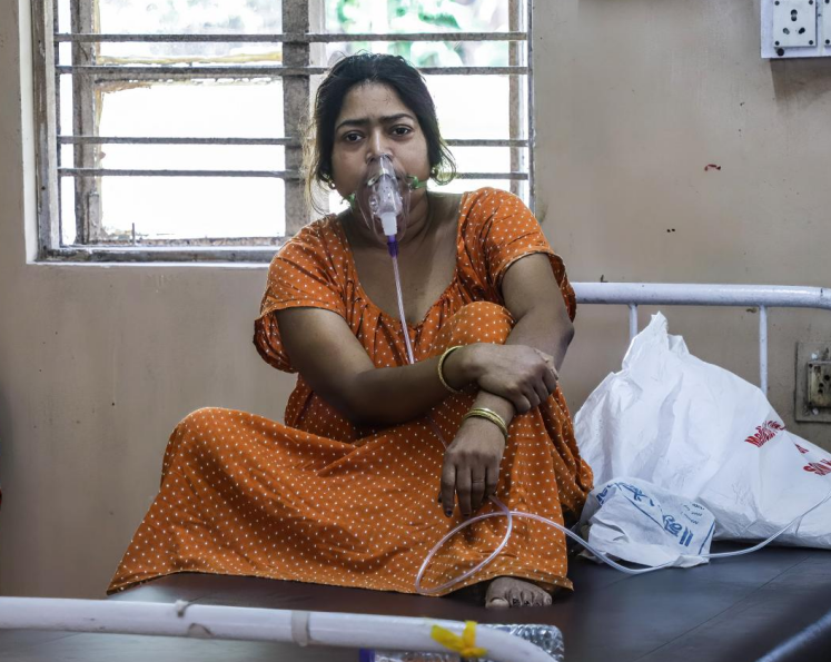 资料图：一名新冠患者在印度医院接受治疗。