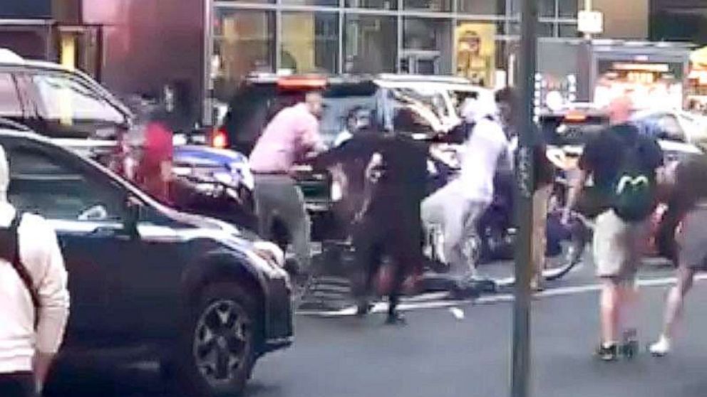 犹太裔男子纽约街头被群殴：施暴者拳打脚踢，有人拿拐杖打他