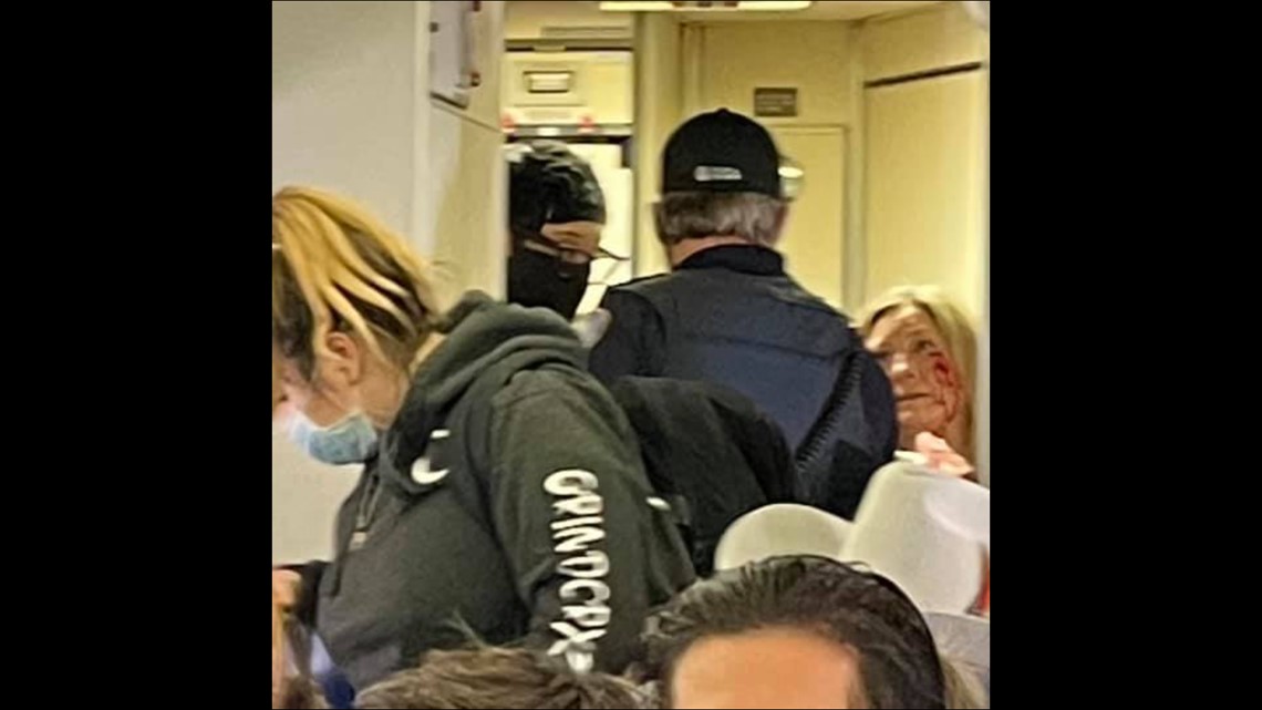 美国一航班爆发斗殴：空姐被女乘客打掉2颗牙 坐轮椅下飞机