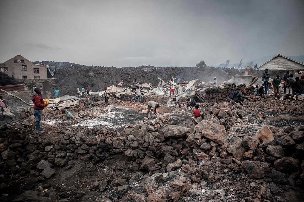 刚果（金）火山恐再次爆发 40万人大撤离：带着床垫徒步走