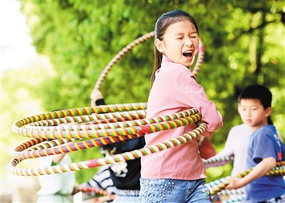5月7日，湖南省郴州市嘉禾县塘村中心学校，学生在课间练习呼啦圈。黄春涛摄（人民图片）