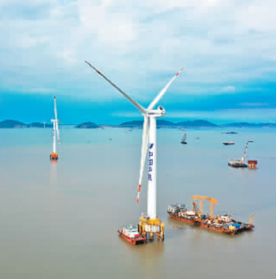 福清海坛海峡海上风电项目首台海上风电主控系统国产化机组（右）。新华社记者姜克红摄