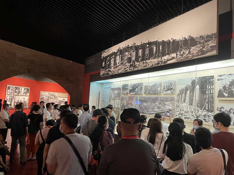 5月31日，游客在红旗渠纪念馆参观。（海外网 孟庆川摄）_副本.jpg