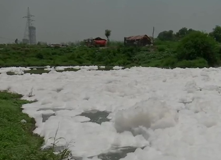 印度恒河最长支流漂浮有毒泡沫：厚厚一层盖住河面