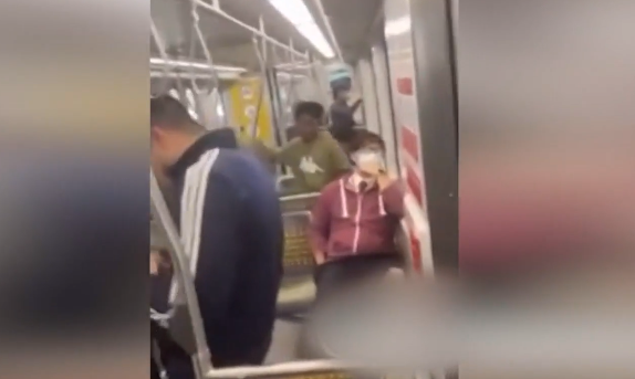 身穿红衣的亚裔乘客遭到身后男子掌掴（视频截图）