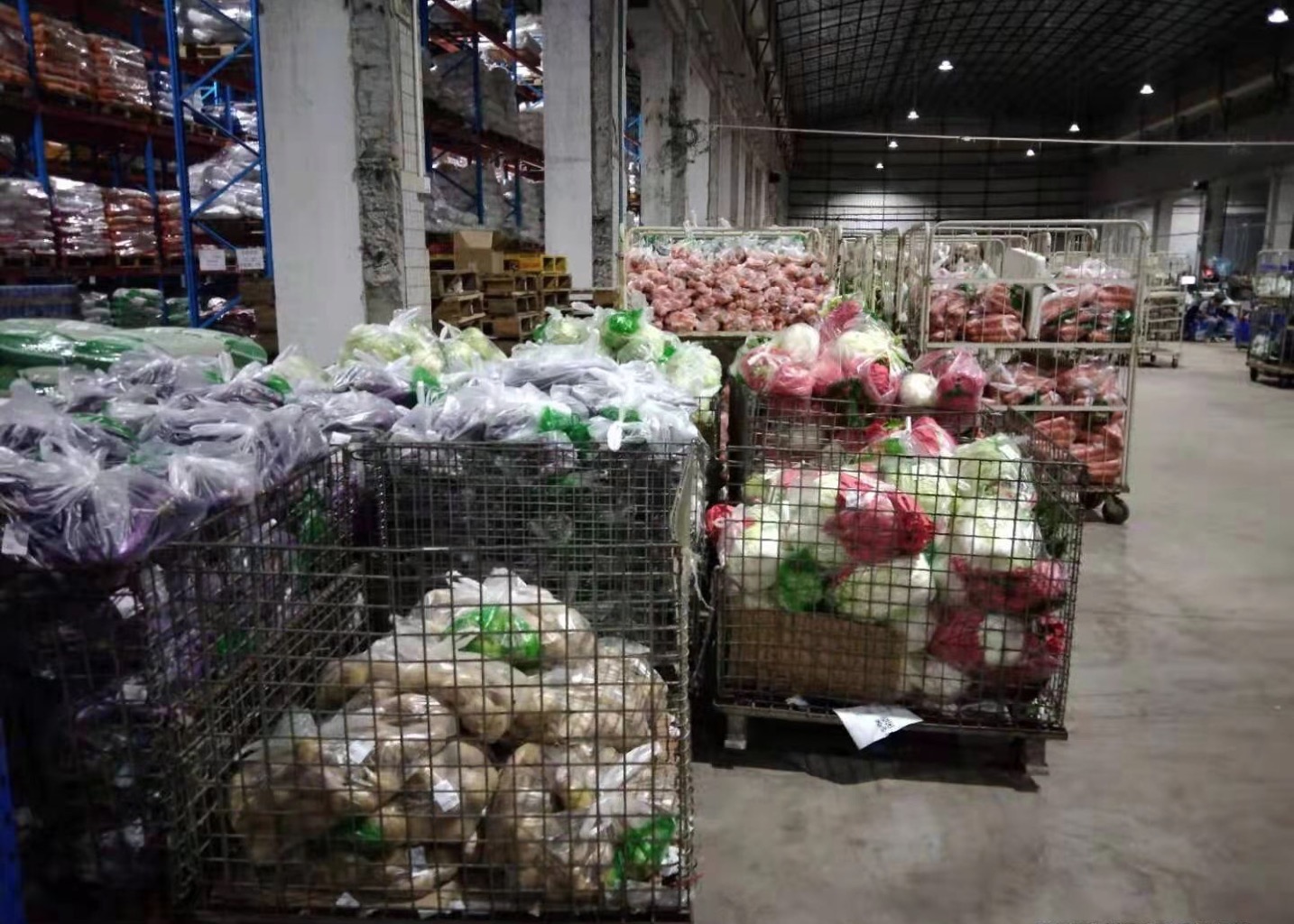 6月13日凌晨3时,美菜广州仓库内蔬菜打包完毕,准备配送广州抗疫期间