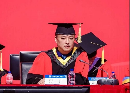 北航副校长刘树春宣读了2021年"本科国防就业奖学金"获奖名单,现场