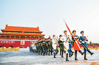 观看天安门广场升国旗仪式是众多游客来到北京必参加的活动之一。图为仪仗队员在升国旗仪式上正步行进。刘帅治摄（人民图片）