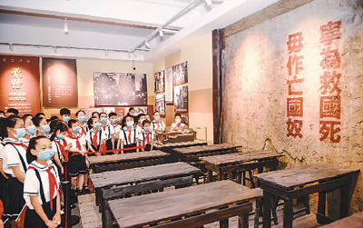 学生在长辛店二七纪念馆参观“北方的红星——长辛店与中国工人运动”专题展。 新华社记者 彭子洋摄