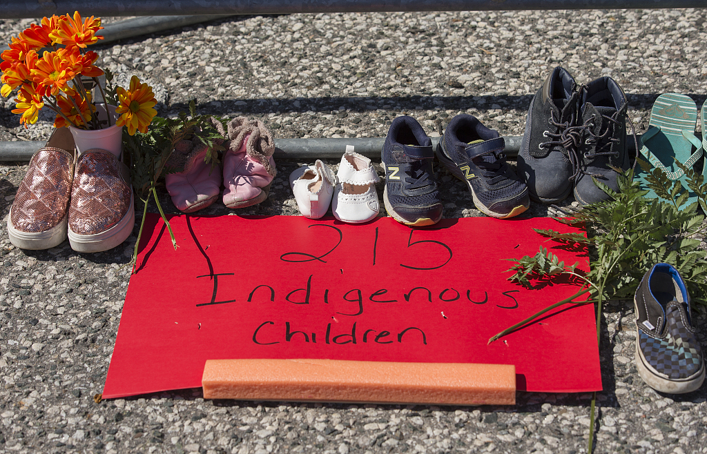 加拿大民众悼念被发现的215具原住民儿童遗骸
