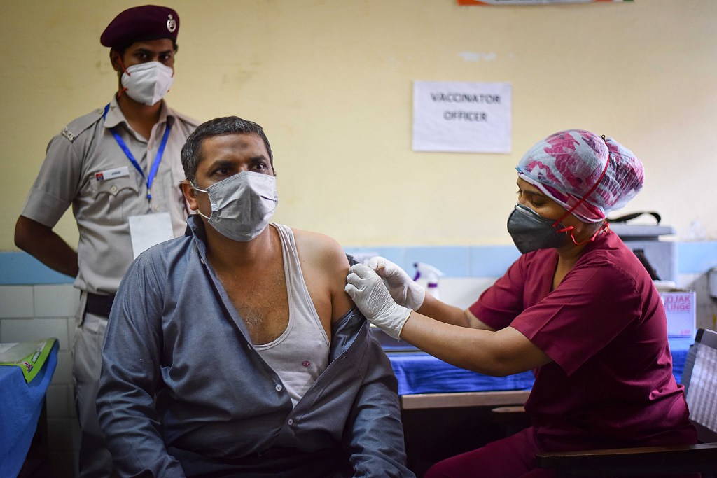 印度出现多个假新冠疫苗接种点 数百人被打不明物质