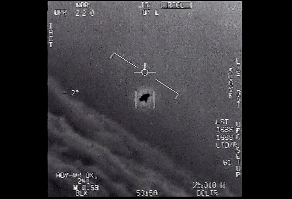 资料图：美国防部公布UFO的视频影像画面。