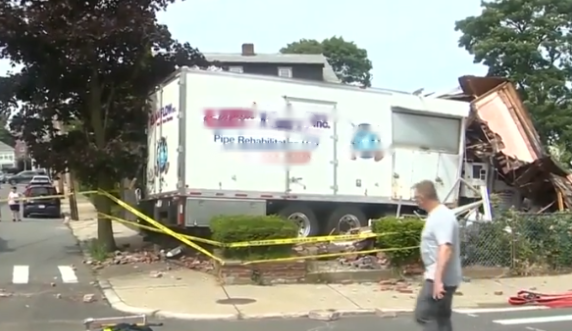 美国男子开偷来卡车撞入民宅 枪杀2名路人后被警方击毙