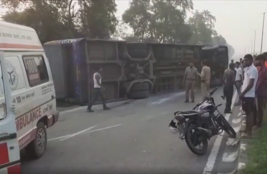 印度载有60人大巴与卡车在高速公路相撞 至少4人死亡