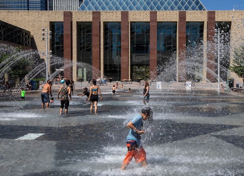 加拿大多地迎来高温，民众戏水消暑。