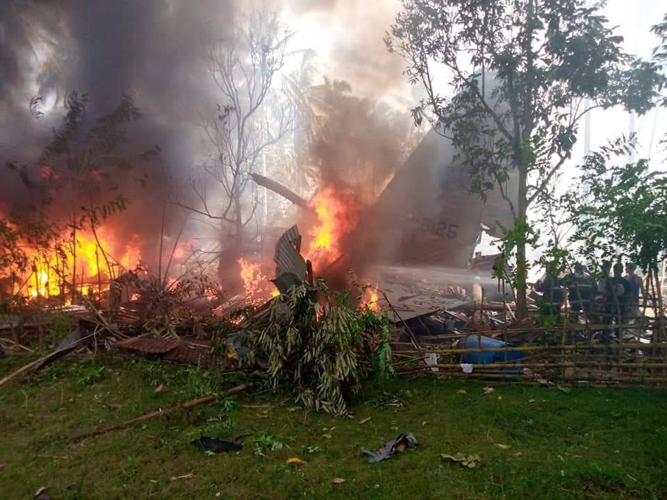 菲律宾军机坠毁现场曝光：机身损毁严重 燃起大火黑烟滚滚
