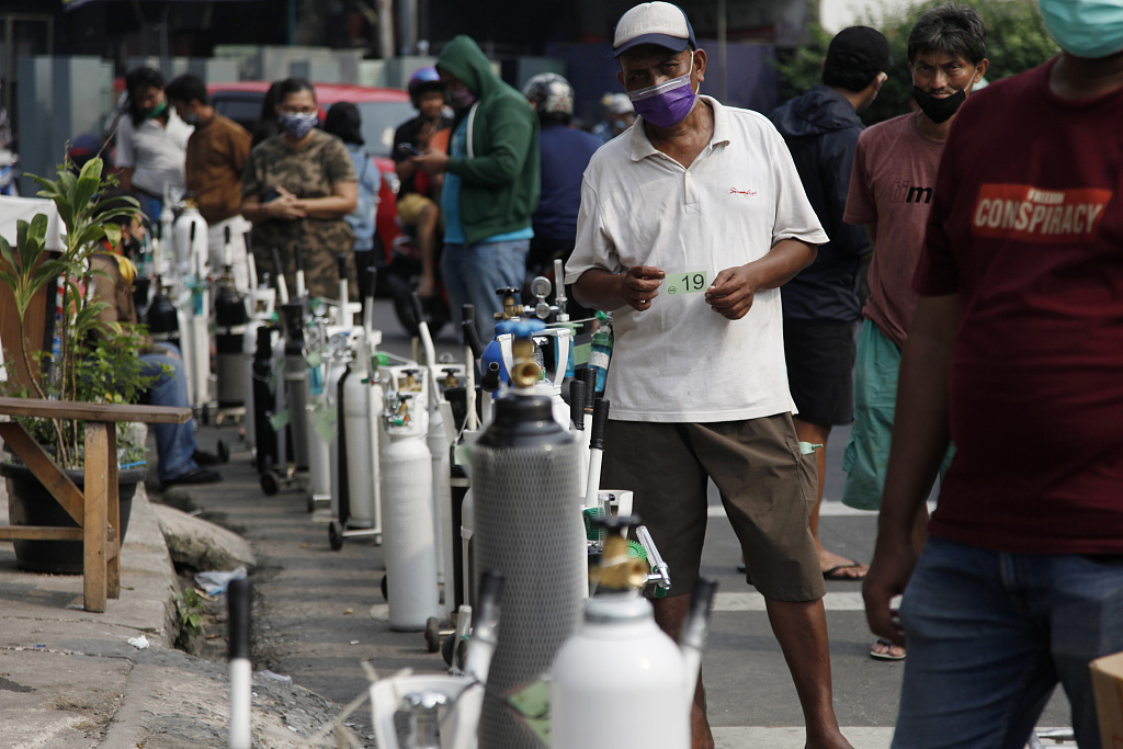印尼民众排队给氧气瓶充氧