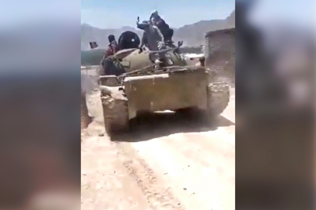 塔利班高调展示缴获的武器。（视频截图）