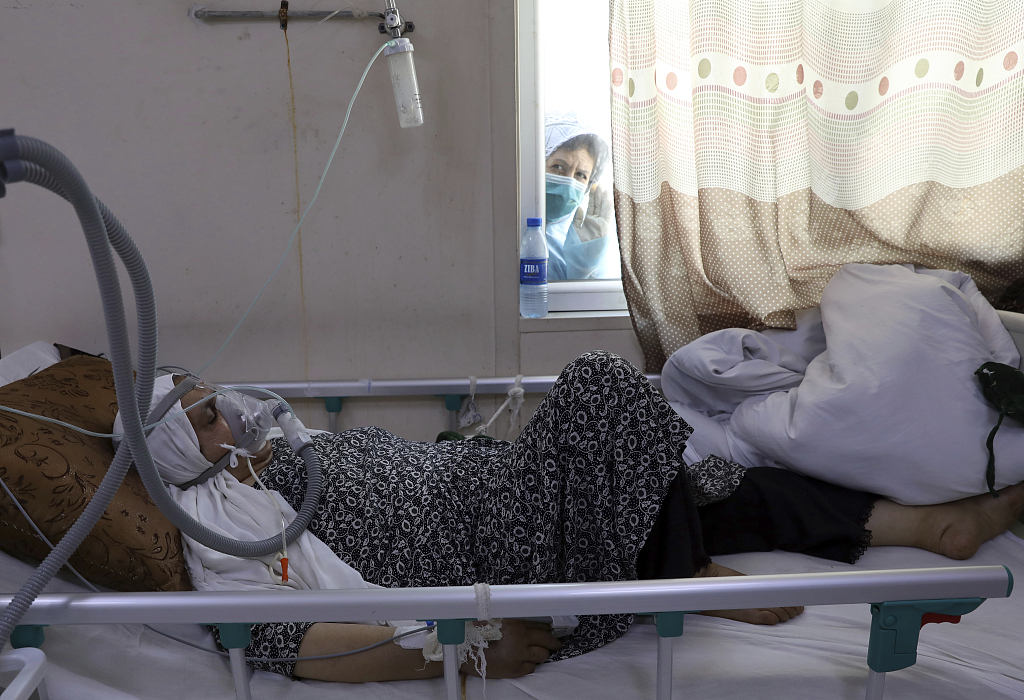 资料图：阿富汗新冠患者接受治疗