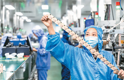 7月5日，江苏省海安市孙庄街道欧凯包装科技公司10万级净化车间内，工人们正在加工脱氧剂订单,努力工作。翟慧勇摄（人民视觉）