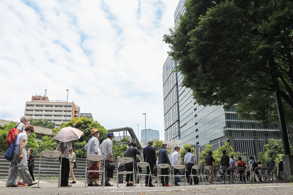 日本民众排队接种疫苗