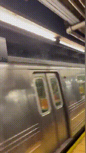 纽约地铁站遇暴雨变水帘洞：乘客被淹到腰部 官员称排水非常好
