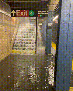 纽约地铁站遇暴雨变水帘洞：乘客被淹到腰部 官员称排水非常好