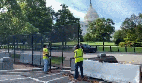 骚乱6个月后 美国会大厦周边围栏被拆除 民众扎堆打卡拍照