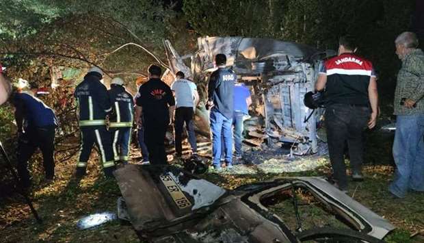 土耳其一大巴坠沟后起火燃烧 已致12死26伤