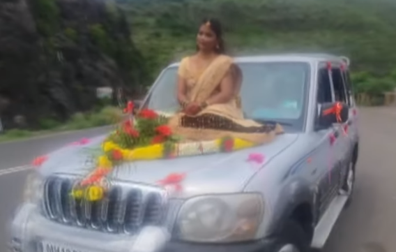 印度新娘不戴口罩坐汽车引擎盖上拍照 被警方立案调查