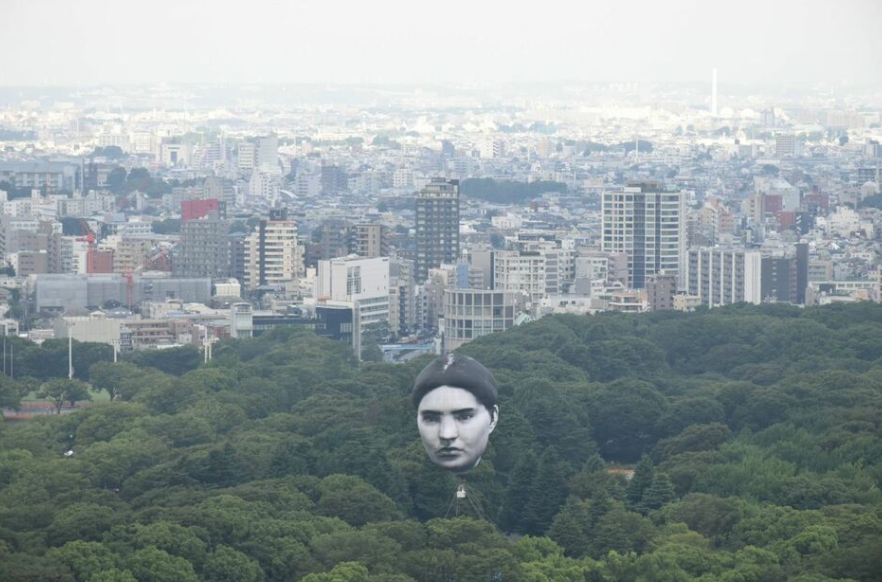 日本东京上空浮现神秘“大脸”：足有6层楼高 引发路人惊呼